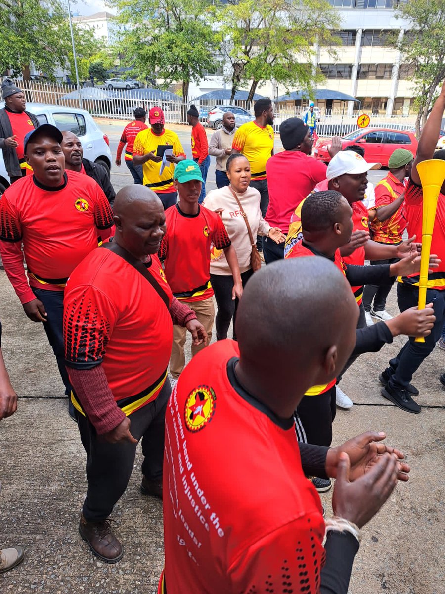 Numsa_Media's tweet photo. NUMSA members from Ekurhuleni marched to the offices of the Industrial Development Corporation (IDC) in Sandton where they handed over a memorandum of demands over SCAW Metals.
#ForTheLoveWorkingClass
β€οΈπ€π
@IrvinJimSA https://t.co/DeM2mGXD72