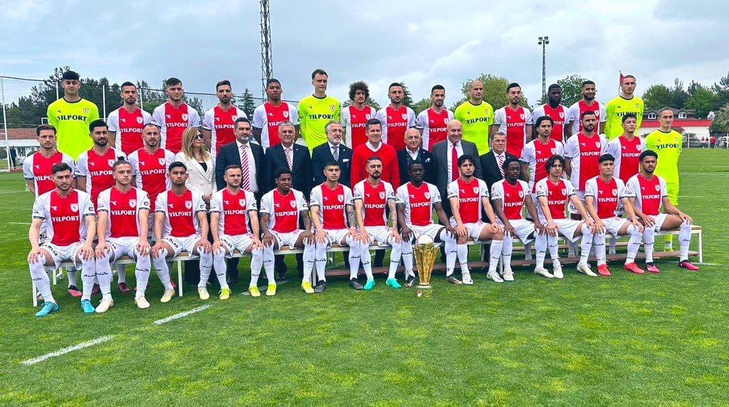 Bu fotoğraf şurada dursun…
Bugün 1.Lig şampiyonu olarak poster çekimi yapmışlar, en geç 3 yıl sonra Süper Lig şampiyonu olarak bu pozu güncellerler…
Samsunspor Süper Lig’e zor geldi ama burada daha kolay Süper Lig şampiyonu olabilirler…
Ama takımı hocaya bırakırsanız…