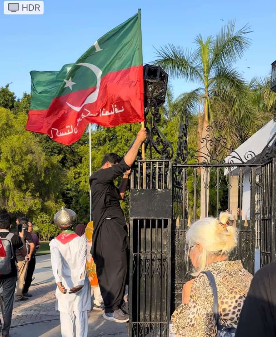 SalmanLKhan's tweet photo. کور کمانڈر ہاوس کے گیت پر PTI کا جھنڈا لہرا دیا گیا_

 قوم نے تو بہت پہلے بتا دیا تھا عمران خان ریڈ لائن

#ImranKhan https://t.co/5EKIEOxjtx