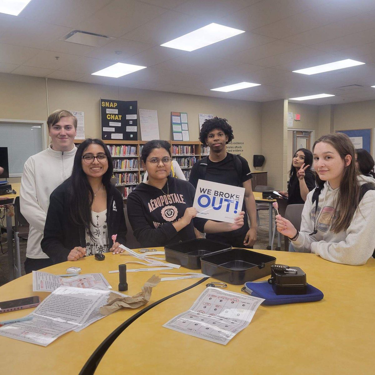 Spanish 3 students started to wrap up their Art unit with a breakout room on Salvador Dalí.  Congrats to the groups below who broke out!