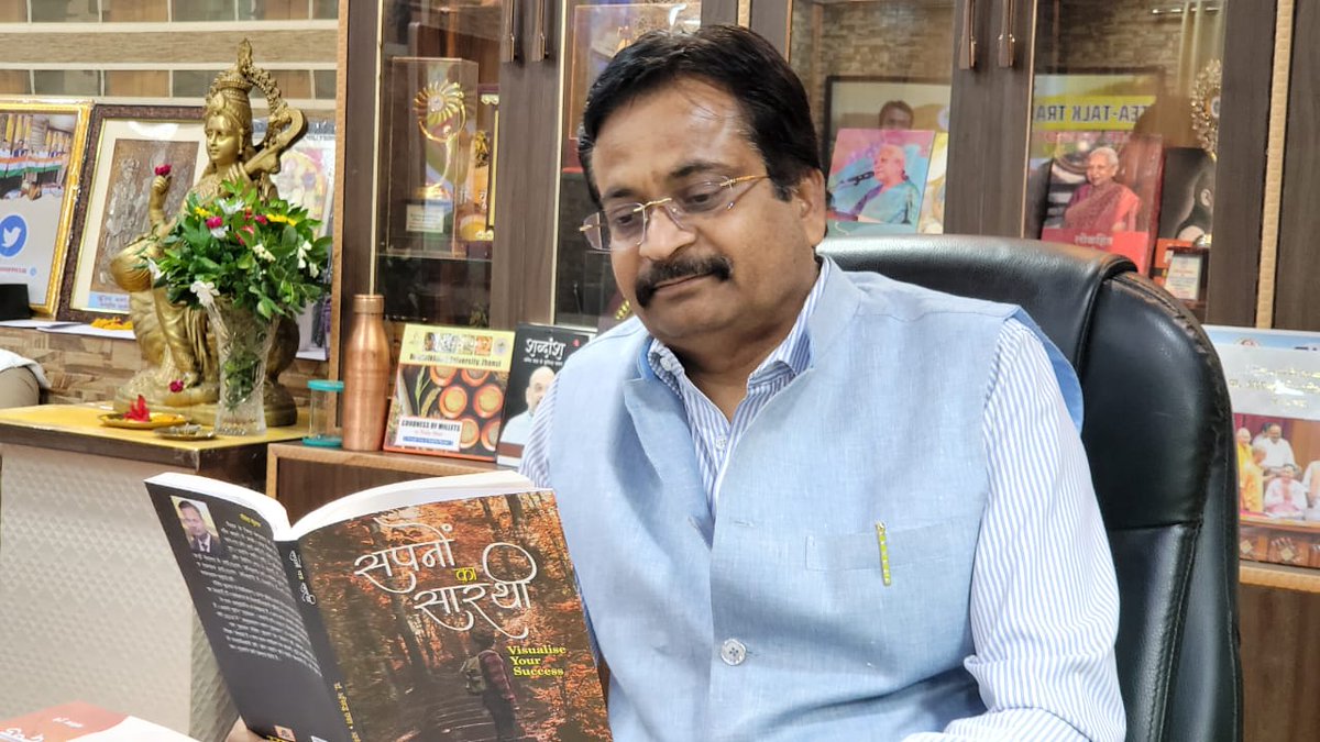 BUJHSOFFICIAL's tweet photo. # @IASEveresterके जीवन संघर्ष व प्रेरणास्पद व्यक्तित्व पर आधारित इस पुस्तक का अभिमत लिखते समय मुझे यह आभास हुआ था कि उपन्यास के मुख्य पात्र का चरित्र व लेखकों की भाषाशैली पाठकों को मुग्ध करेगी और ऐसा हुआ भी।
सकारात्मक सोच के लिए हर विद्यार्थी को इसे पढ़ना चाहिए।
लेखक द्वय को बधाई https://t.co/JMGTBfJdL9