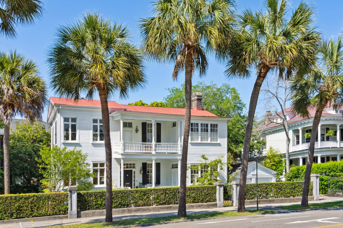CarriageCHS's tweet photo. 184 Broad. For sale for the first time in 17  years. 2BD/2.5BA property, overlooking iconic Broad Street. Aprx. 2,000 sqft with high ceilings and abundant natural light throughout. The property includes a large manicured front yard, plus a two-car garage. https://t.co/XFnbDexuUD https://t.co/GBTexb7QBN