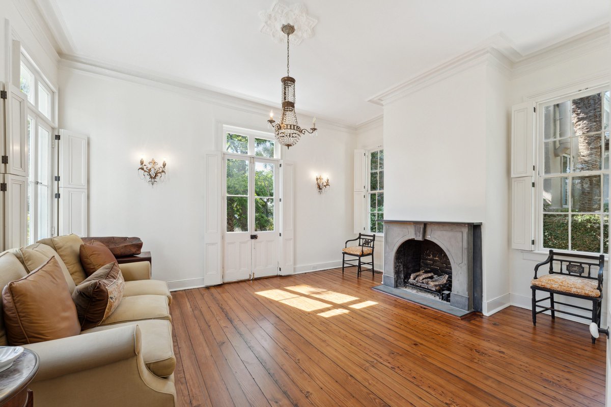 CarriageCHS's tweet photo. 184 Broad. For sale for the first time in 17  years. 2BD/2.5BA property, overlooking iconic Broad Street. Aprx. 2,000 sqft with high ceilings and abundant natural light throughout. The property includes a large manicured front yard, plus a two-car garage. https://t.co/XFnbDexuUD https://t.co/GBTexb7QBN