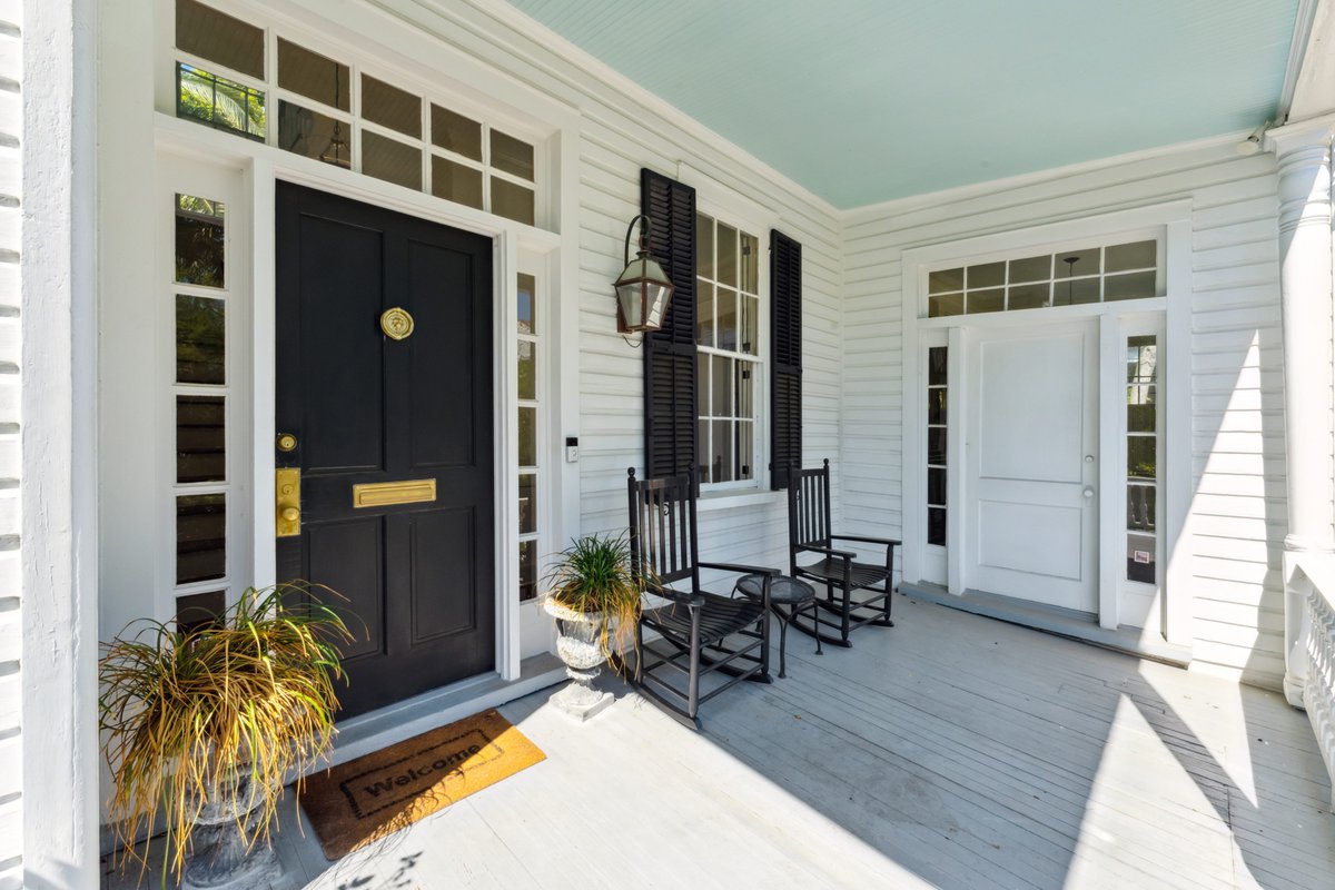 CarriageCHS's tweet photo. 184 Broad. For sale for the first time in 17  years. 2BD/2.5BA property, overlooking iconic Broad Street. Aprx. 2,000 sqft with high ceilings and abundant natural light throughout. The property includes a large manicured front yard, plus a two-car garage. https://t.co/XFnbDexuUD https://t.co/GBTexb7QBN