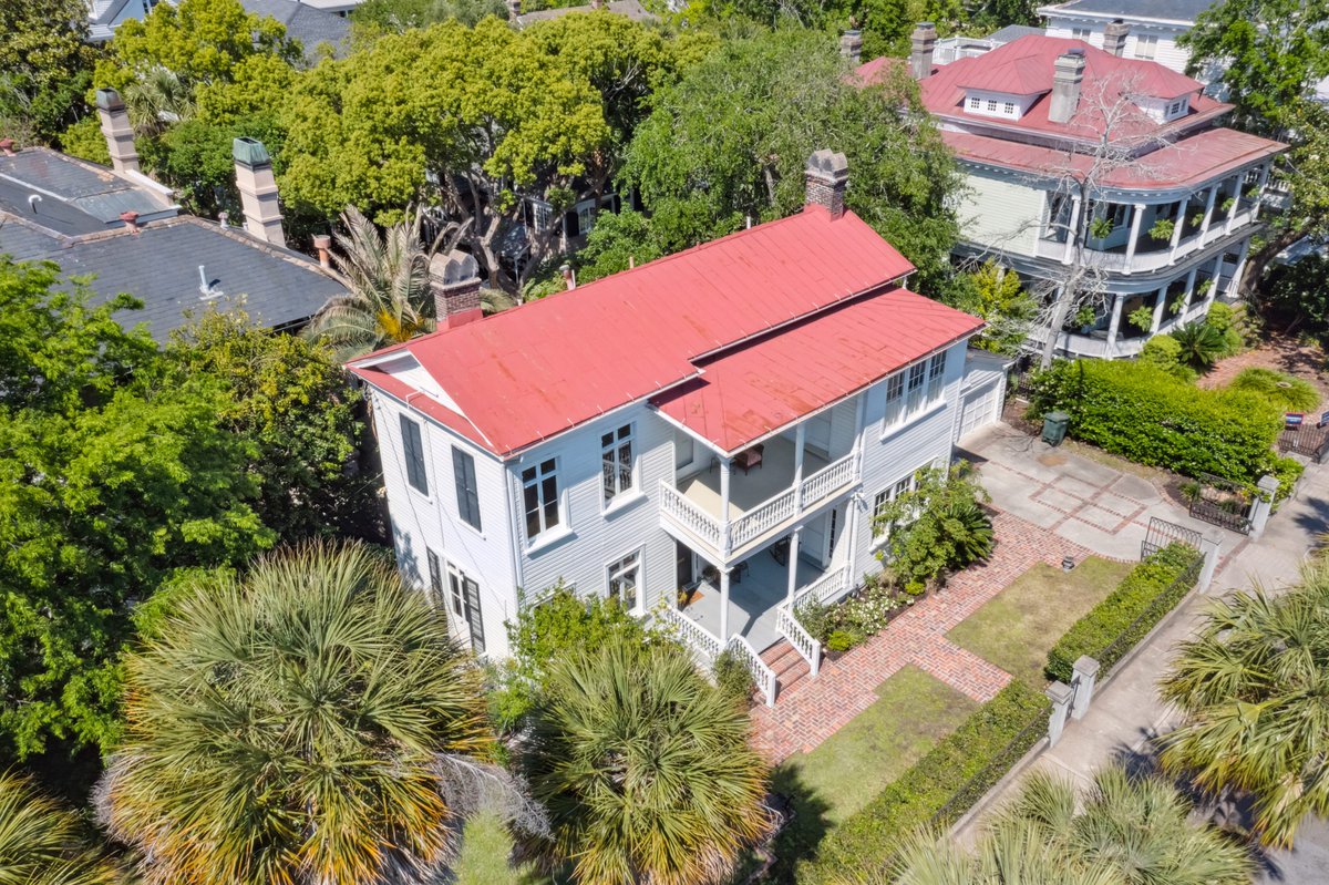 CarriageCHS's tweet photo. 184 Broad. For sale for the first time in 17  years. 2BD/2.5BA property, overlooking iconic Broad Street. Aprx. 2,000 sqft with high ceilings and abundant natural light throughout. The property includes a large manicured front yard, plus a two-car garage. https://t.co/XFnbDexuUD https://t.co/GBTexb7QBN