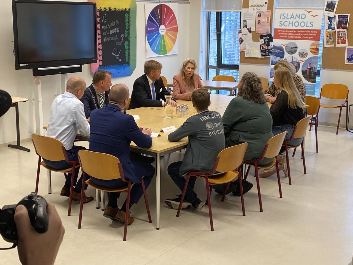 cdkfryslan's tweet photo. Moaie petearen oer libjen, learen en leefberens op @schooldejutter @gem_vlieland Skoalbern en dosinten fertelle oer it deiliks libben op eilân. Der binne ek bern út IIslân fanwege in gearwurkingsprojekt. Welcome in Fryslân! @provfryslan @ProvincieNH @koninklijkhuis #streekbezoek https://t.co/Ro8gqC33WD