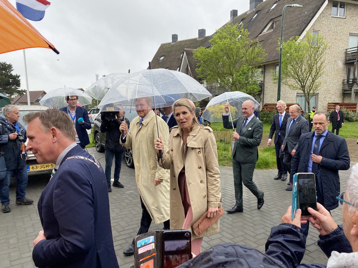 cdkfryslan's tweet photo. Moaie petearen oer libjen, learen en leefberens op @schooldejutter @gem_vlieland Skoalbern en dosinten fertelle oer it deiliks libben op eilân. Der binne ek bern út IIslân fanwege in gearwurkingsprojekt. Welcome in Fryslân! @provfryslan @ProvincieNH @koninklijkhuis #streekbezoek https://t.co/Ro8gqC33WD