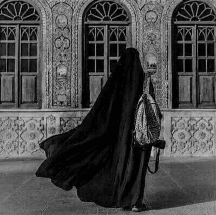 لا تظني أن التزين للشارع سيأتيك بالزوج الصالح 
لأن الرجل بالمعنى الحقيقي للرجولة لا تجذبه المتزينة لكل الرجال .🤝