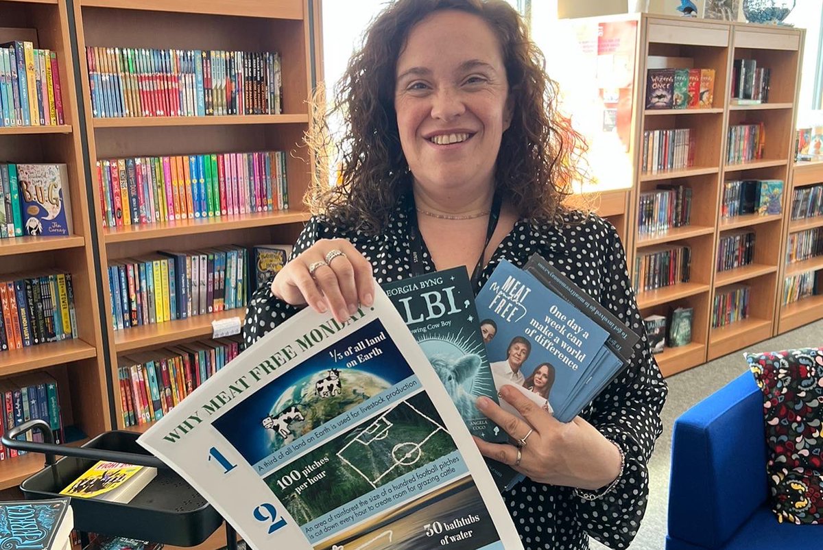 GeorgiaByng's tweet photo. After @HenleySchool it was on to @WestBromCA West Bromwich Collegiate Academy to talk about Albi and the writing that students were and are up to there. Copies of Albi kindly donated by (and thank you to ♥️) @MeatFreeMonday 🌱🐮🌱and thank you for having me, Janine Parkes! https://t.co/5sPDdtlyzu