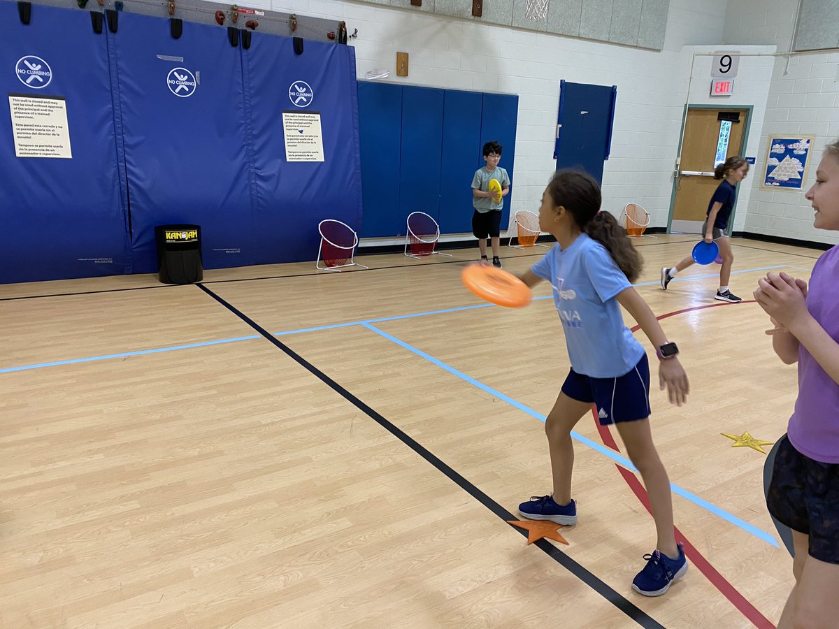 CPESspecialist's tweet photo. Students in 3rd-6th grade are working on their frisbee skills.  #cpesbelieves https://t.co/A0yUf3tOBT