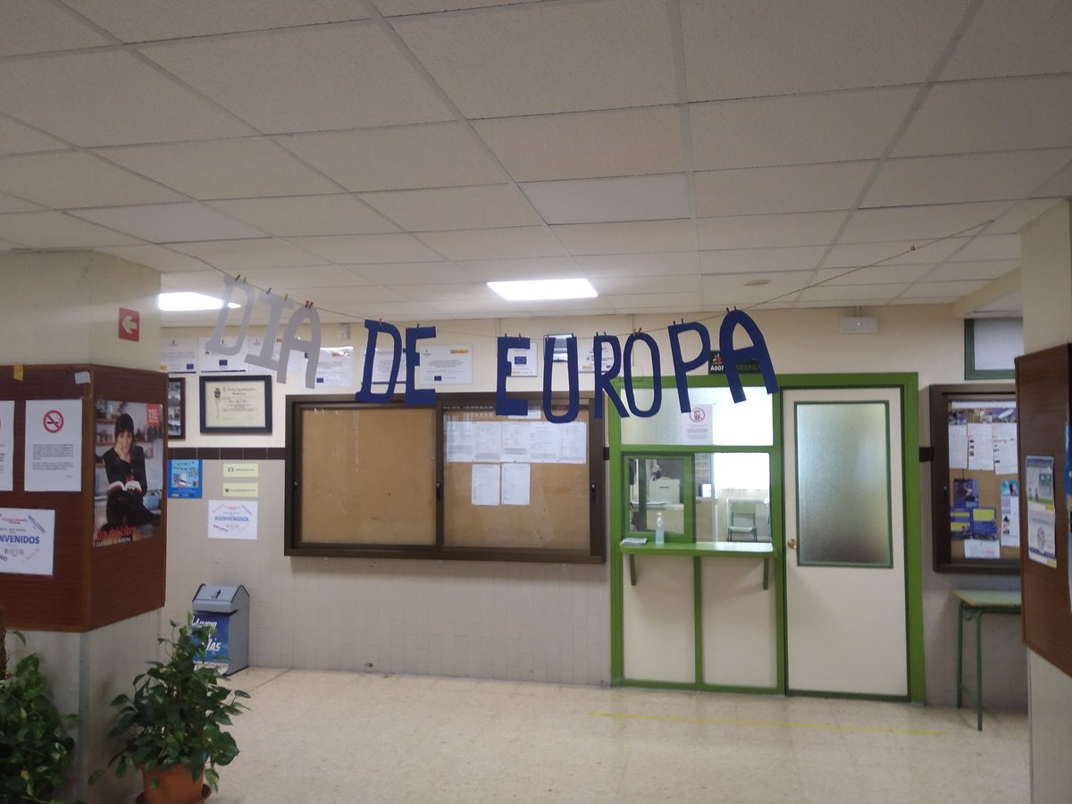 IESLuisDeLucena's tweet photo. Celebrando el #díadeeuropa🇪🇺 con la lectura de un manifiesto y escuchando el #HimnodeEuropa
Los alumnos también han estado trabajando sobre las instituciones europeas y han decorado el instituto con sus trabajos.
#EscuelaEmbajadora @Europarl_ES
#EscuelasEmbajadoras
#Europa🇪🇺 https://t.co/xF7RSpOGkm
