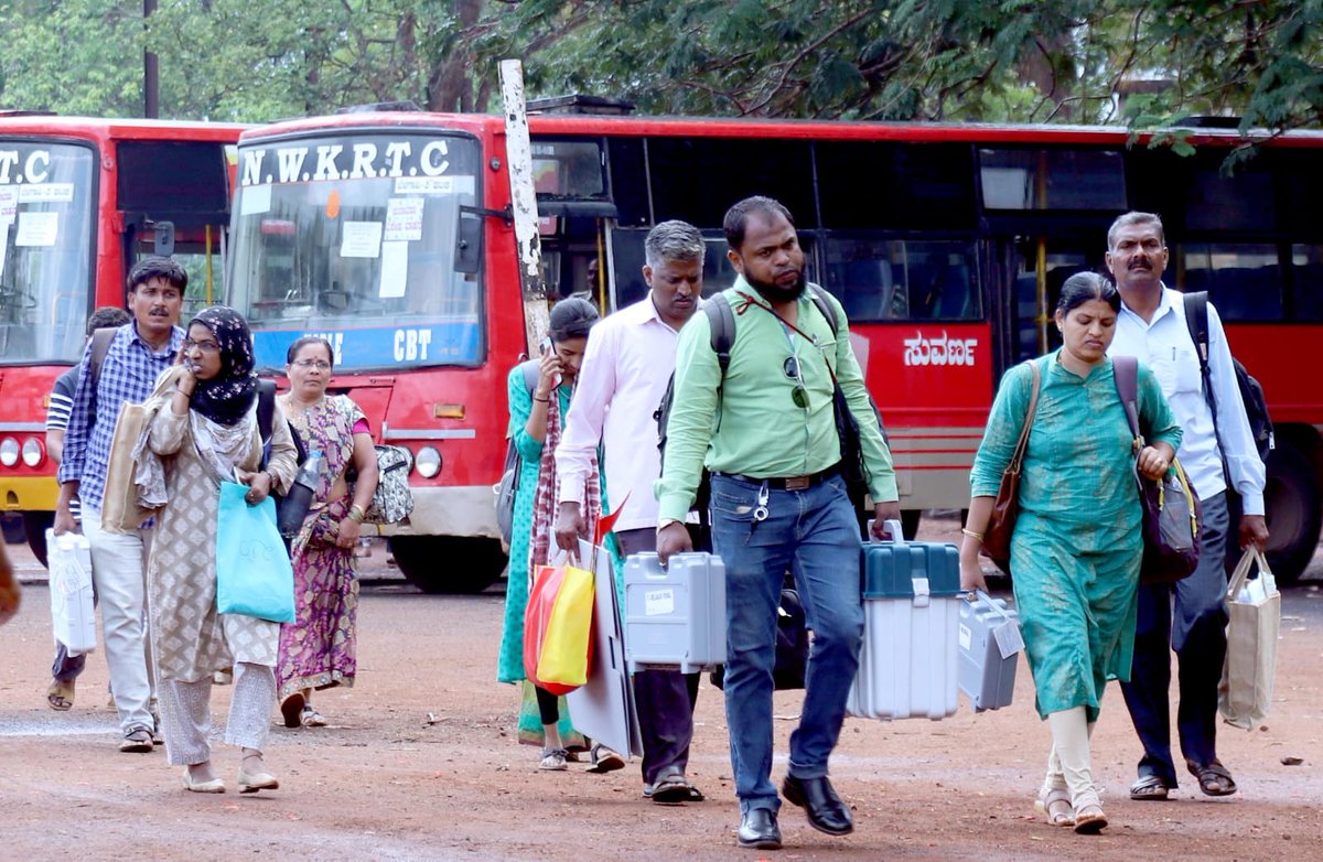 ನಮ್ಮ ನಡೆ ಮತಗಟ್ಟೆ ಕಡೆ... ನಾಳೆ ಮೇ 10 ರಂದು ನೀವೂ ತಪ್ಪದೇ ಬನ್ನಿ. ಬೆಳಗಾವಿಯ ಮಸ್ಟರಿಂಗ್ ಕೇಂದ್ರದಿಂದ ಚುನಾವಣಾ ಸಿಬ್ಬಂದಿಯು ಇವಿಎಂ ಮತ್ತಿತರ ಸಾಮಗ್ರಿಗಳೊಂದಿಗೆ ನಿಗದಿತ ಮತಗಟ್ಟೆಗಳಿಗೆ ತೆರಳಿದರು. @ECISVEEP @KarnatakaVarthe @deobelagavi