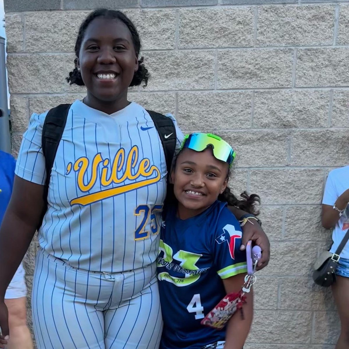Mrscoach_cossey's tweet photo. Missed our picture with @DelilahRobles52  she pitched an amazing game!!! 💪🏽💪🏽 way to go @M_Ross3  @Lauryn_K_J 💪🏽🥎 thanks for inspiring our P3 girls to work hard and never quit! @phspanthersb @CoachMattPfISD  @PfISDAthletics #areachamps #pfamily #pfuture https://t.co/2AcDnG6JvF