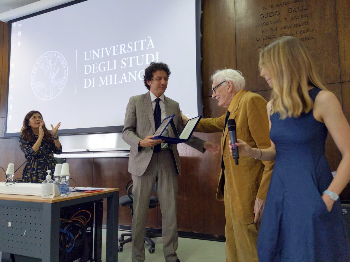 marcocappato's tweet photo. Ho avuto l’onore di essere premiato dall’Associazione Articolo 3. 
L'articolo 3 della Costituzione italiana dice che tutti i cittadini hanno pari dignità senza alcuna distinzione di sesso, di razza, di lingua, di religione, di opinioni politiche, di condizioni personali e sociali https://t.co/uiylUHo8gV