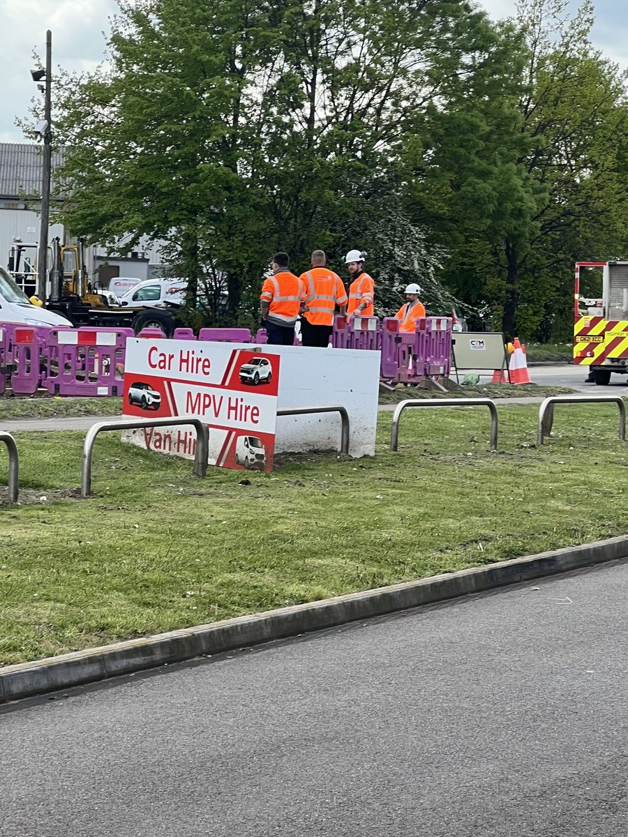 goughys's tweet photo. Good old @AnglianWater wardentree lane shut causing major chaos on the roads all round spalding. One man working other 4 spectating! Remember love every drop 🤷‍♂️ https://t.co/zhutAiH83R
