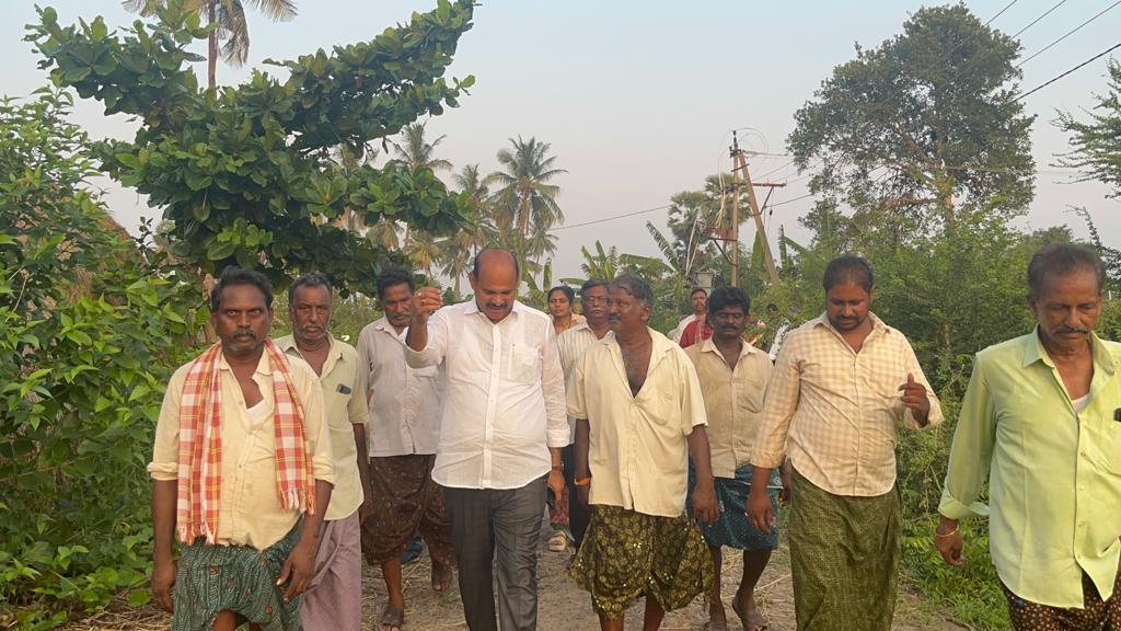 KPSMLA's tweet photo. ఇటీవల కురిసిన అకాల వర్షాల కారణంగా నియోజకవర్గంలోని పసుపు, వరి, మొక్కజొన్న, జొన్న రైతులు తీవ్రంగా నష్టపోయారు. నష్టపోయిన రైతులతో నేరుగా మాట్లాడేందుకు అధికారులతో కలిసి నియోజకవర్గంలోని కంకిపాడు, పెనమలూరు మండలాల్లో పర్యటించాము, రైతుల సమస్యలను అడిగి తెలుసుకున్నాను.

#ysrcp https://t.co/UU2bF4VsEX