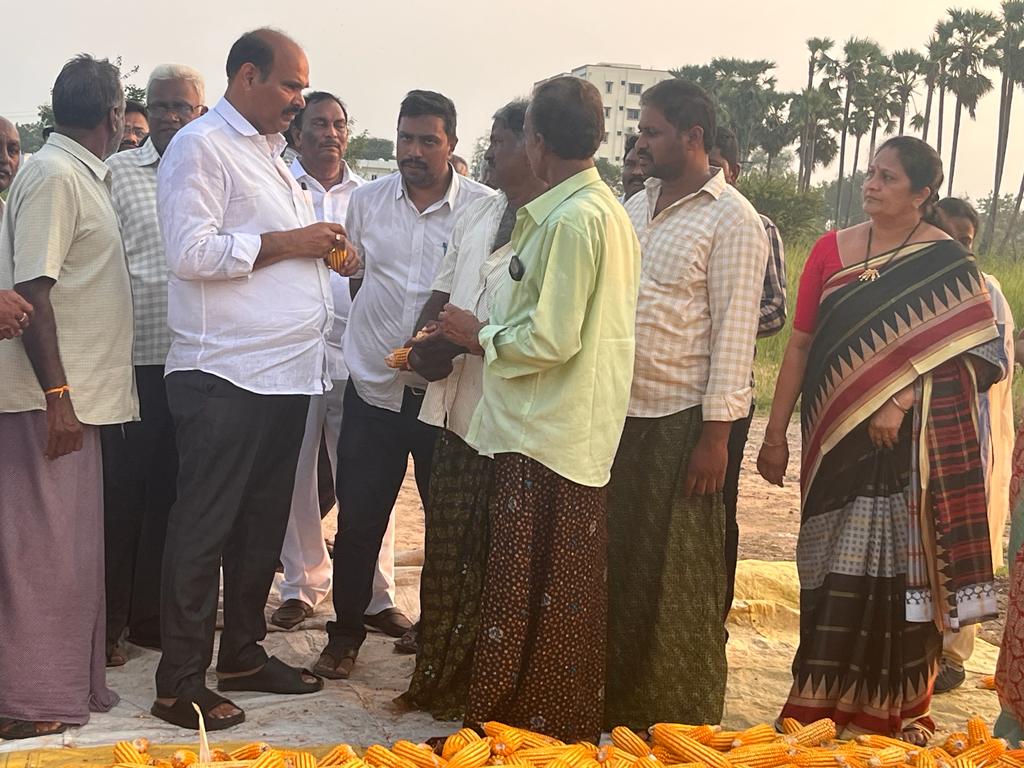 KPSMLA's tweet photo. ఇటీవల కురిసిన అకాల వర్షాల కారణంగా నియోజకవర్గంలోని పసుపు, వరి, మొక్కజొన్న, జొన్న రైతులు తీవ్రంగా నష్టపోయారు. నష్టపోయిన రైతులతో నేరుగా మాట్లాడేందుకు అధికారులతో కలిసి నియోజకవర్గంలోని కంకిపాడు, పెనమలూరు మండలాల్లో పర్యటించాము, రైతుల సమస్యలను అడిగి తెలుసుకున్నాను.

#ysrcp https://t.co/UU2bF4VsEX