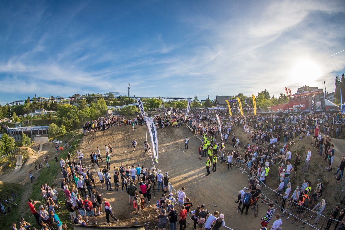SkiliftWTB's tweet photo. Das iXS #DirtMasters #Festival im #Bikepark #Winterberg schafft es jedes Jahr, eine Schippe draufzulegen. Der #Slopestyle ist dieses Jahr Teil der FMB World Tour. #Fourcross, #Downhill und #Enduro sind weitere hochkarätige Serien. https://t.co/XumVANGQsX
#skiliftkarussell #mtb https://t.co/EMtXfahu7N
