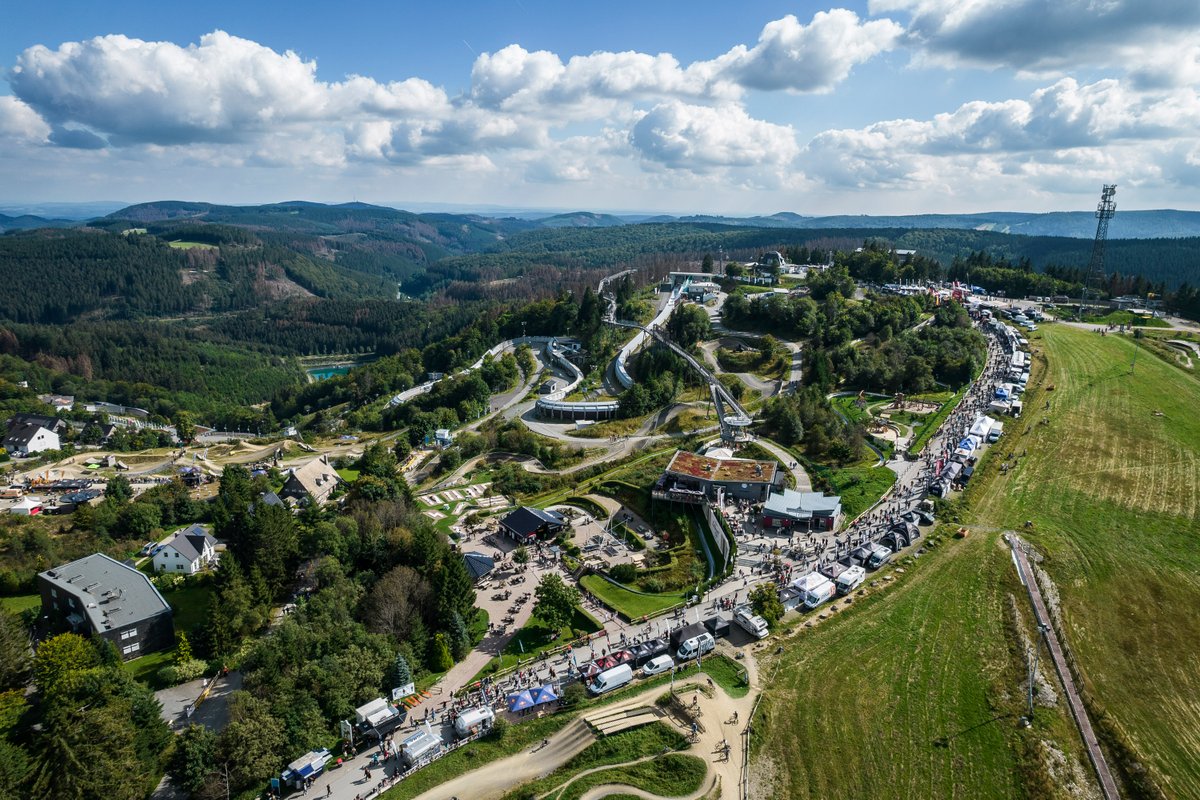 SkiliftWTB's tweet photo. Das iXS #DirtMasters #Festival im #Bikepark #Winterberg schafft es jedes Jahr, eine Schippe draufzulegen. Der #Slopestyle ist dieses Jahr Teil der FMB World Tour. #Fourcross, #Downhill und #Enduro sind weitere hochkarätige Serien. https://t.co/XumVANGQsX
#skiliftkarussell #mtb https://t.co/EMtXfahu7N