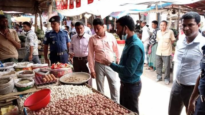 সরিষাবাড়ীতে পশু-খাদ্য ও গোশত ব্যবসায়ীকে ভ্রাম্যমাণ আদালতের জরিমানা