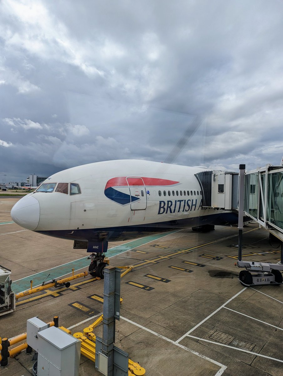 flightradar24's tweet photo. Good afternoon from @British_Airways BA2273 from LGW to JFK! The sight of a 777 that's ready to go never gets old, does it? Take a look at all the 777's crossing the Atlantic right now. ✈️ https://t.co/EOnPYulFtg