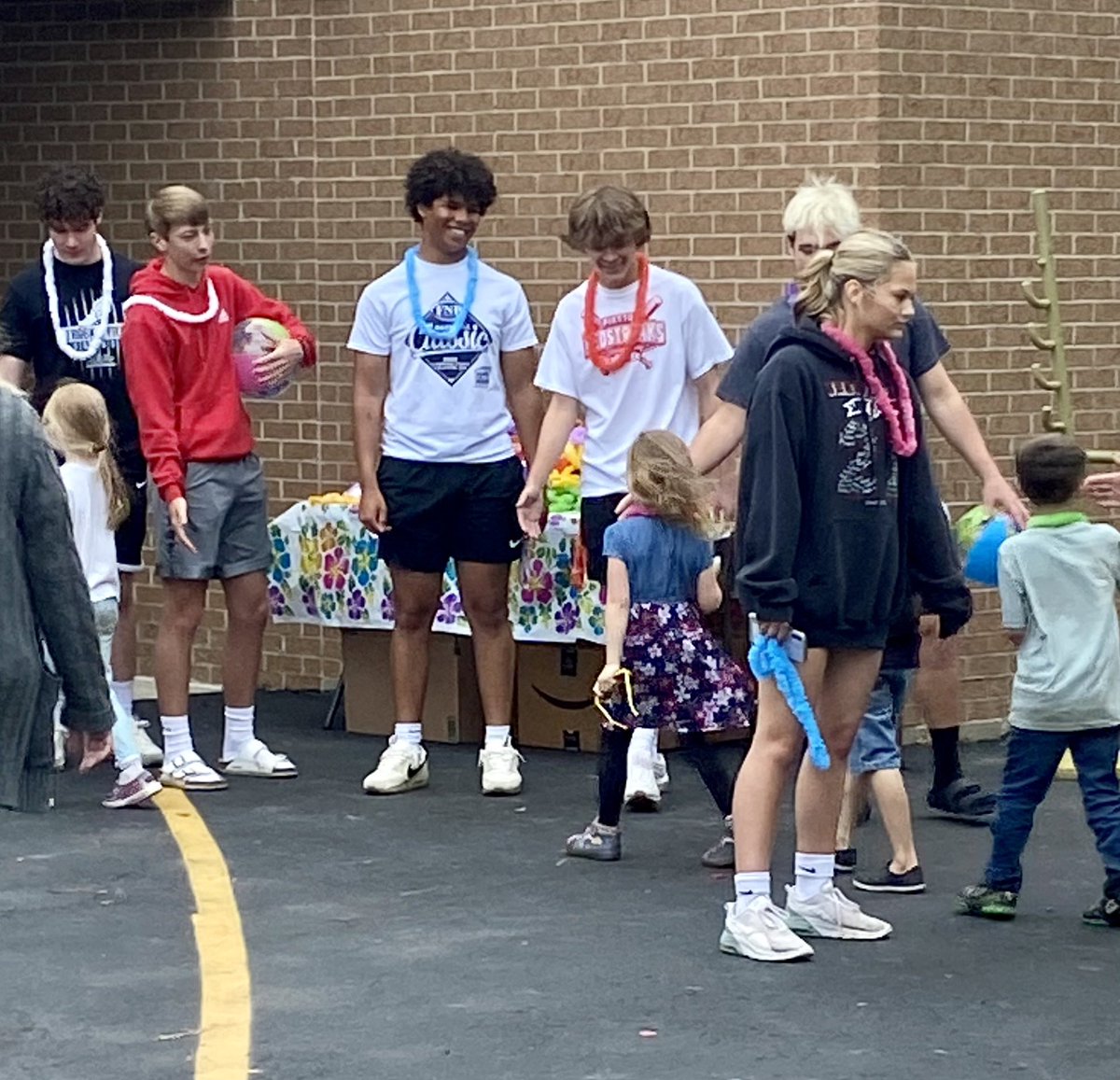 coreno_math's tweet photo. Piketon National Honor Society helping out at Jasper’s Luau Day! https://t.co/37ZpT7hxAh