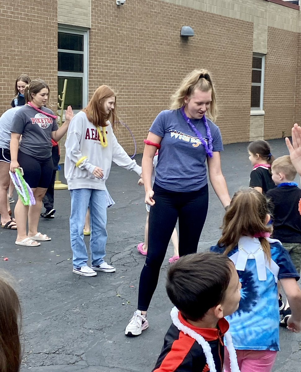 coreno_math's tweet photo. Piketon National Honor Society helping out at Jasper’s Luau Day! https://t.co/37ZpT7hxAh