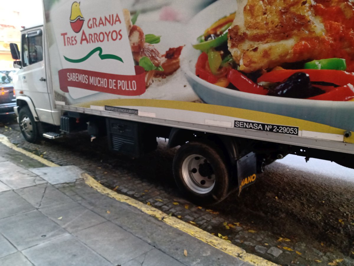 visualnews's tweet photo. @horaciorlarreta 
Todos los dias a las 07:30 hs estacionan camiones frente al garage de Vidal 2496, haciendo ruidos molestos, impidiendo la salida de los coches, pero tienen lugar "reservado" en la puerta de Dia que es adonde van a llevar los productos
Y la Policia, bien gracias! https://t.co/k2nuvMGc2P