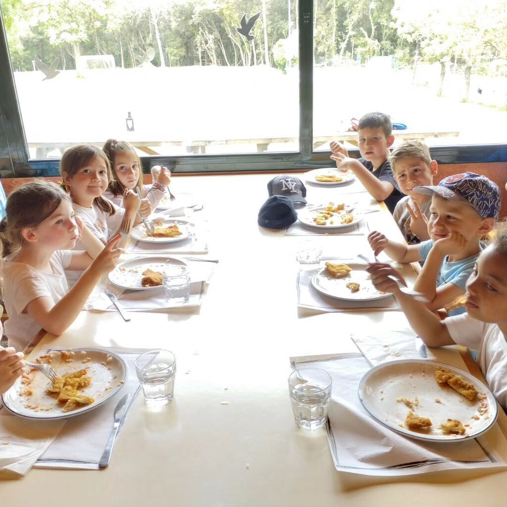 CorMarFig's tweet photo. Els més petits ja som de colònies. Ja hem dinat i ara a punt de fer les activitats de tarda💪💪🥰🥰🥰🥰 https://t.co/MZCtE2SUfV https://t.co/ElHbdElRzC