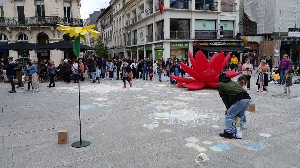 Vitrinesdecaen's tweet photo. Bonjour à tous !

Voici le retour en image du #FlowerPower de ce samedi dernier, qui aura été une réussite : 

#Caen #Caenlamer #Vitrinesdecaen #Animationcaen #Evénementcaen #Printemps #Caenjetaime https://t.co/2drOaJpdEa