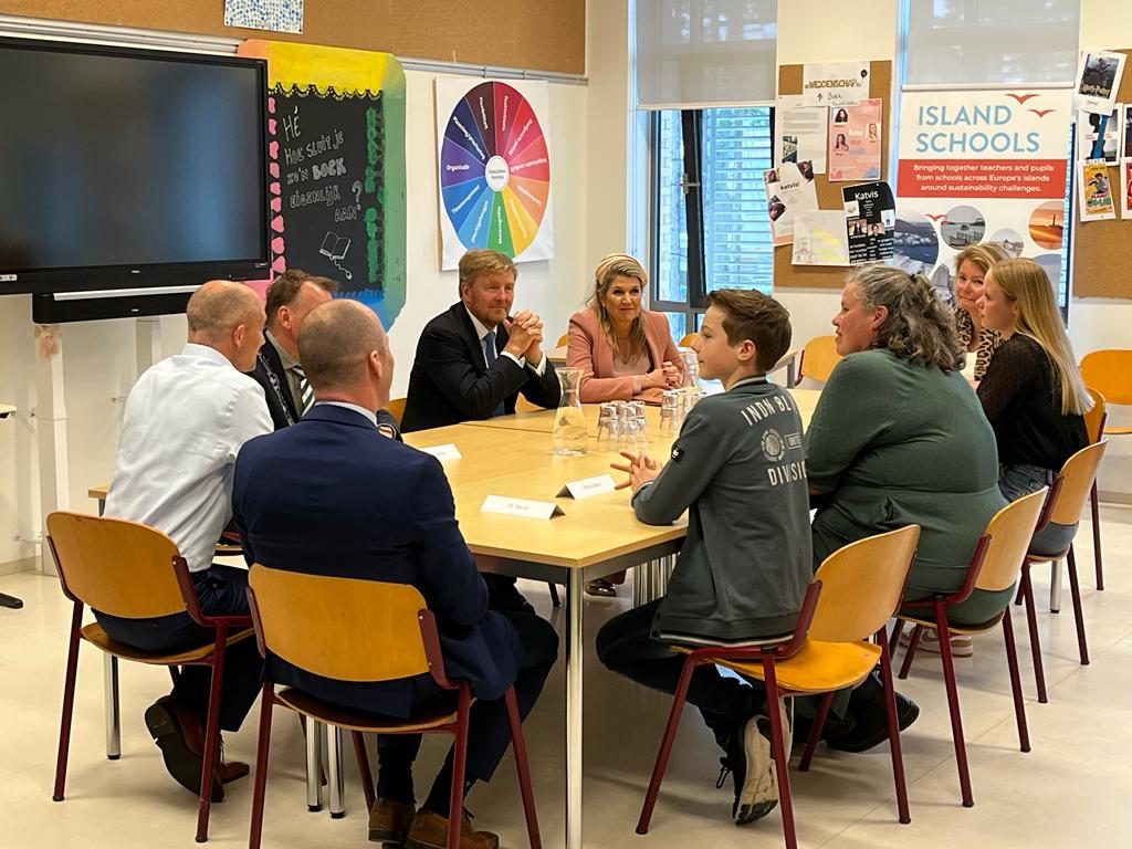 ProvincieNH's tweet photo. Inmiddels zijn de koning en koningin aangekomen op #Vlieland. Daar werden ze opgewacht door enthousiaste eilanders en spraken ze met leerlingen en docenten van De Jutter. Volg het #streekbezoek in ons liveblog ➡️ https://t.co/Blo2asoctW https://t.co/3hKeHMeSnT