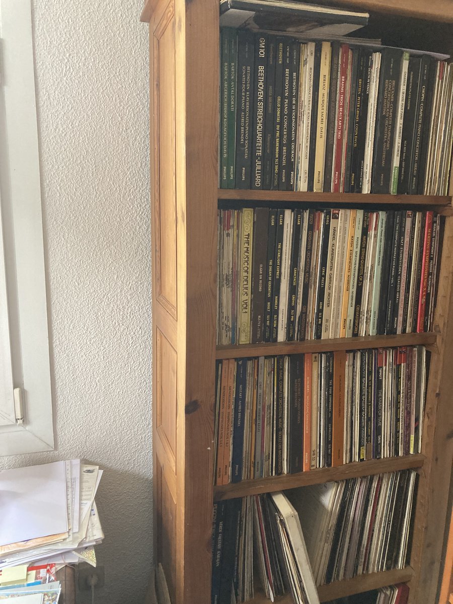 PrimeElon_px's tweet photo. Vivo en Madrid y tengo 450 discos de música clasíca, heredados de mi padre musicologo en Oxford y en condición prístina. Busco un sitio donde puedo donarlos. Mandarme un mensaje si interesa. He consultado algunos conservatorios de música y no tienen espacio. @Scherzo_es https://t.co/DEWq8DZkgY
