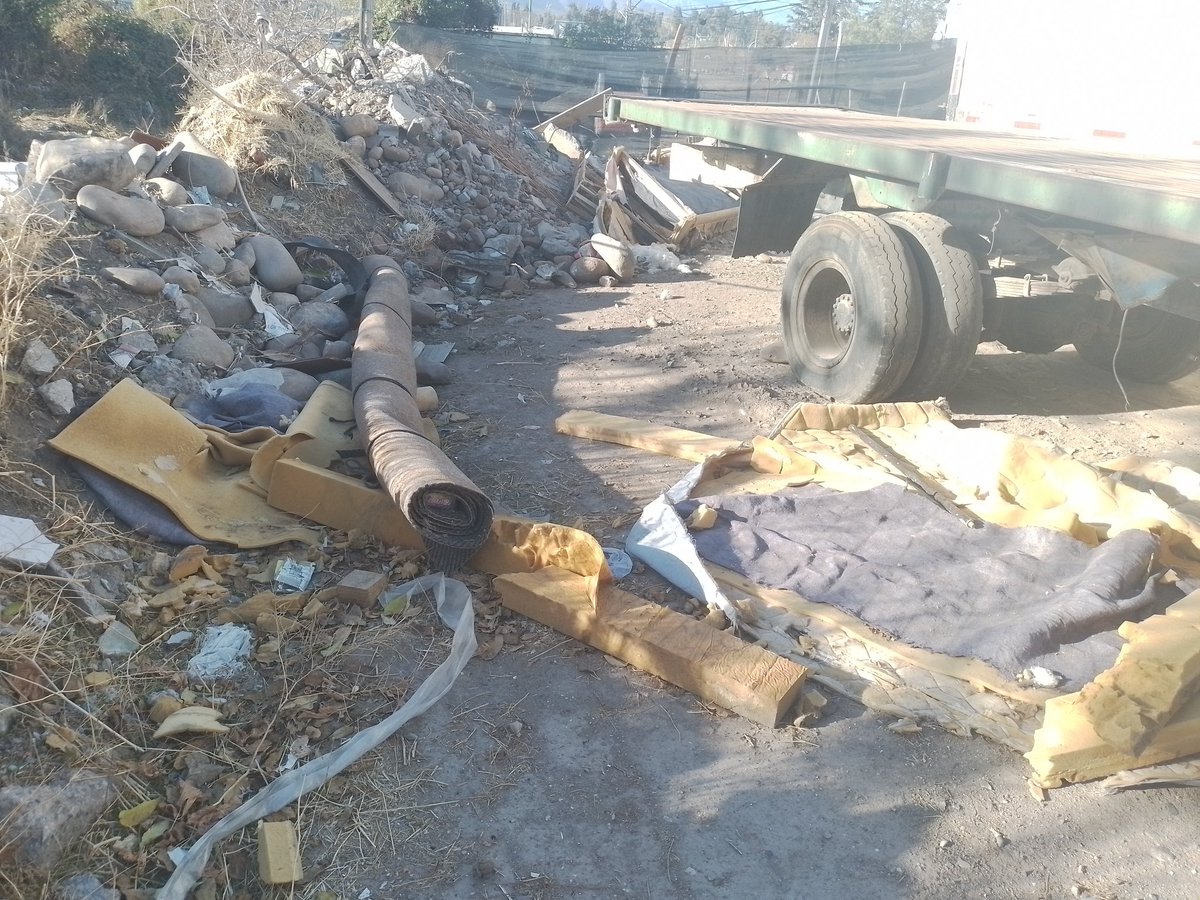 patoinco's tweet photo. Sigue aumentando el basural @germancodina @oliver_collado  @mpuentealto Pie Andino frente con Bombero Humberto Pizarro, villa Primavera https://t.co/Q7HWjgYc7k
