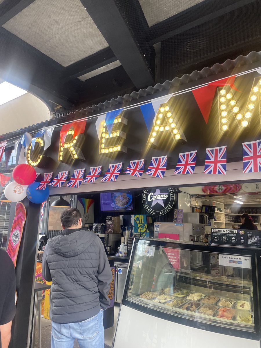 positmarket's tweet photo. We hope you all had a royal coronation weekend. This is how the Positive team celebrated🙌👑
#coronation #kingscoronation #bankholidayweekend #techb2b #pr #positive https://t.co/aQ8qGswbxo
