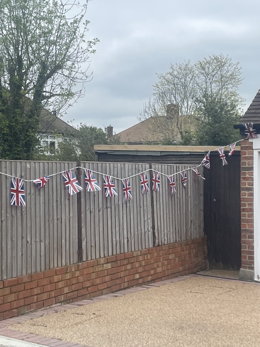 positmarket's tweet photo. We hope you all had a royal coronation weekend. This is how the Positive team celebrated🙌👑
#coronation #kingscoronation #bankholidayweekend #techb2b #pr #positive https://t.co/aQ8qGswbxo