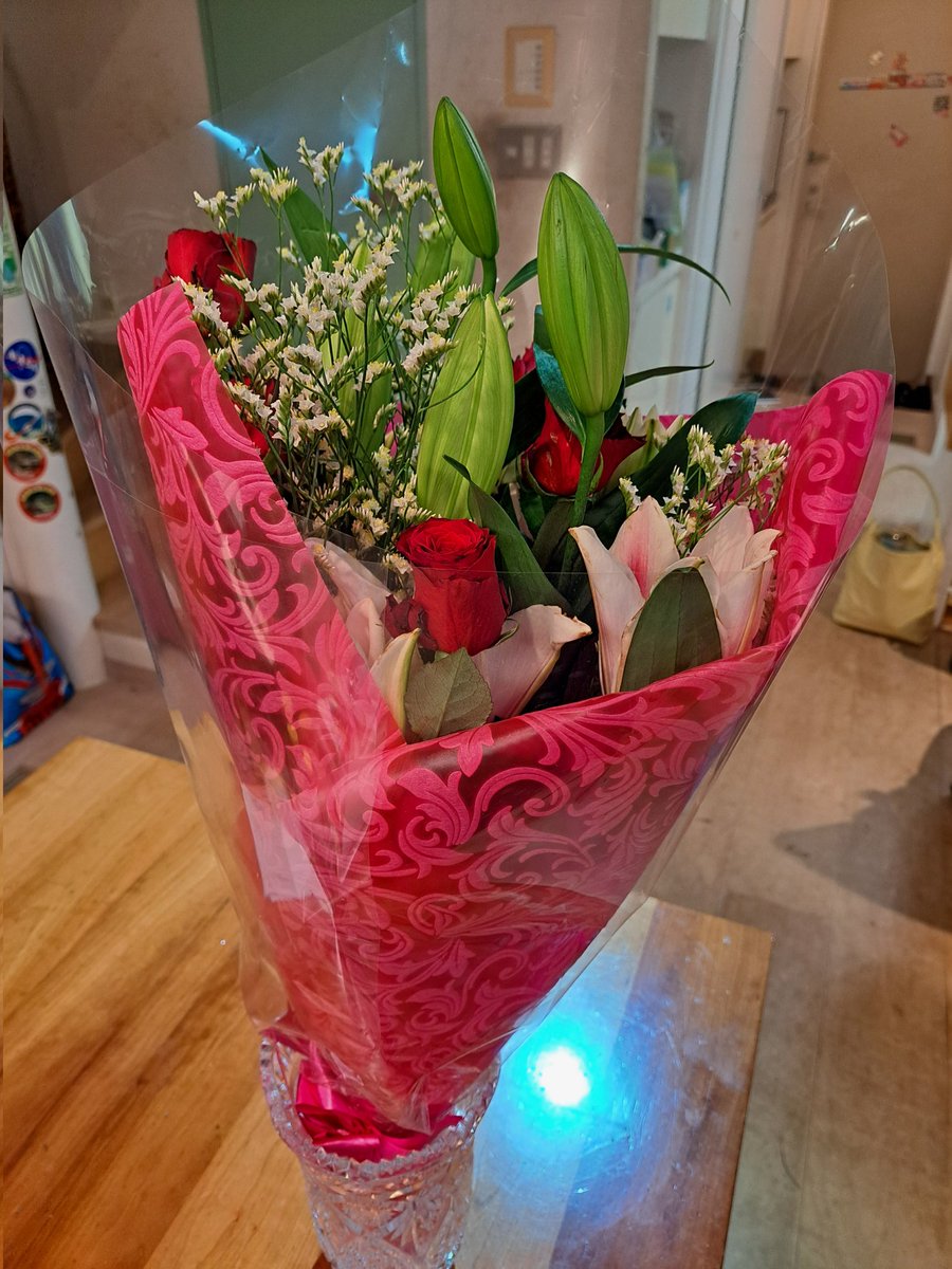 spacemom2019's tweet photo. 神奈川事務所に私を応援していますと女性が花束を届けてくださいました❗本日は終日国会にいて直接お会いできず残念💦スタッフが会館に届けてくれ自宅に飾りました✨社会をよくするために国に改善を提案できる素晴らしいお役目を与えてくださった皆様に心から感謝、これからも精一杯頑張ります🚀 https://t.co/ViHP216Ros