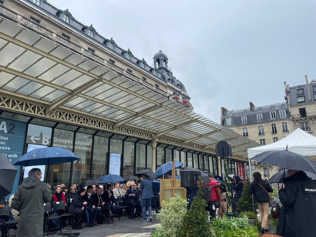 Quel beau symbole que d’honorer en ce #9mai Valéry Giscard d’Estaing à travers l’inauguration de la voie jouxtant <a href="/MuseeOrsay/">Musée d'Orsay</a> qui porte désormais son nom.
Heureuse que <a href="/sarahelhairy/">Sarah EL HAÏRY</a> ait représenté le gouvernement pour cette inauguration dont <a href="/ElusMoDemParis/">Élus MoDem et Indépendants de Paris</a> sont à l’initiative.