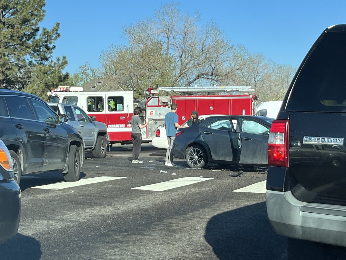 timryan9news's tweet photo. ⁦@EricaLopezTV⁩ injury accident at Smoky Hill and Chambers. Traffic backed up. https://t.co/vKatlqm2wV