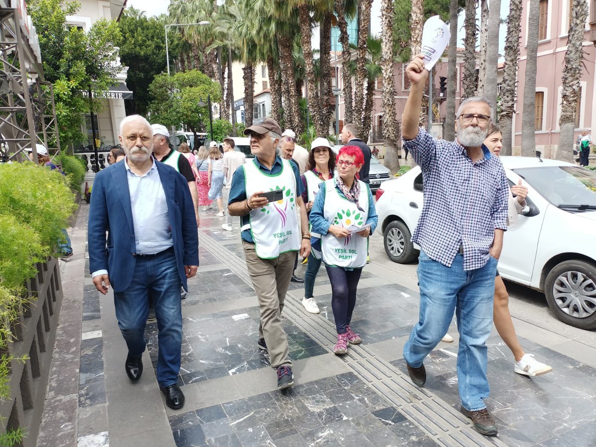 SykpAntalya's tweet photo. Milletvekili adaylarımızla beraber Işıklar Caddesinde bildiri dağıtımımızı gerçekleştirdik. 
@AntYesilSol 
#Antalya 
#OylarYesilSolPartiye https://t.co/SPW2PHrSRb