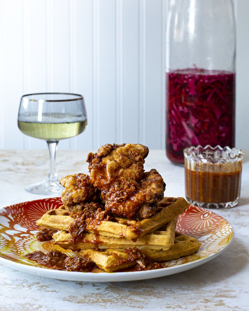 This week’s Guest Recipe from the #CookbookCorner archive is Fried Chicken and Waffles with Piri Piri Glaze, from The Rise by @MarcusCooks with @osayiendolyn, @yewande_k and Tamie Renay: 
nigella.com/recipes/guests…