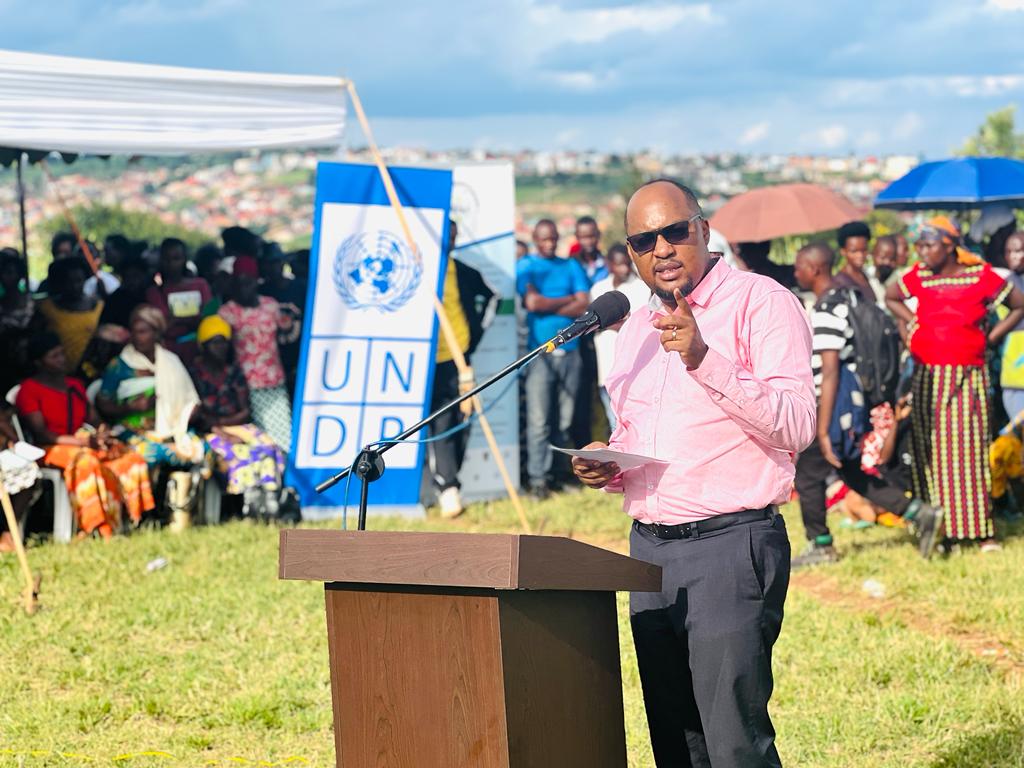 RCSPRwanda's tweet image. Mu gutangiza umunsi wahariwe ibikorwa bya sosiyeti sivile mu Rwanda, umuyobozi wa @RCSPRwanda @JosephRyarasa yibanze ku bufatanye hagati ya CSOs na leta ati "Iterambere twifuza kugeraho, ntiryagerwaho tudafatanye urunana" 
#CSO4PEOPLE