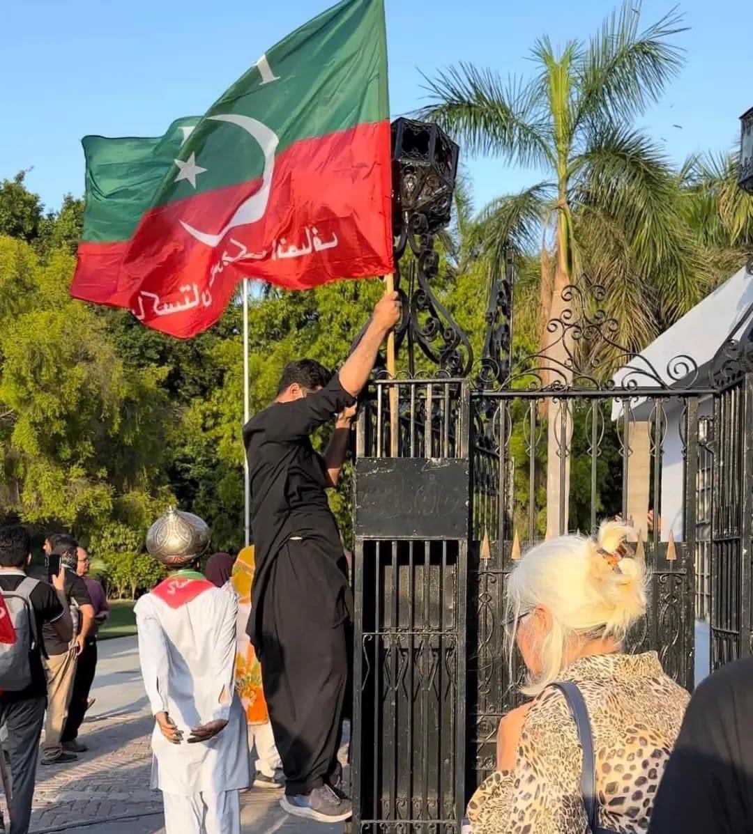 ahcin_abbas99's tweet photo. Outside #GHQ Rawalpindi .First time in the history .Thanks to #COAS 

#BehindYouSkipper #ImranKhan 
#نکلو_GHQ_کیطرف 
#نکلو_خان_کی_زندگی_بچاوٴ https://t.co/kxertjAe8U