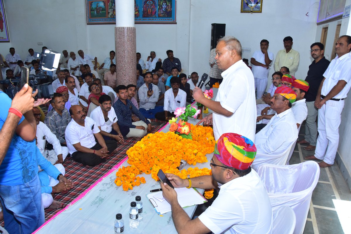 Narayan_Jhanwar's tweet photo. श्री मैढ़ क्षत्रिय स्वर्णकार समाज के भवन में नगर पालिका नोखा द्वारा एक हॉल के निर्माण हेतु भूमि पूजन किया गया
#Rajasthan #Nokha
#Swarnkar https://t.co/fzmWA5iQfH