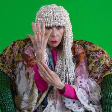 tracklist's tweet photo. 🚨 Rita Lee, rainha do rock brasileiro, faleceu aos 75 anos.

Nossos sentimentos à família, fãs e amigos 🖤 https://t.co/0QdCMUHqxQ