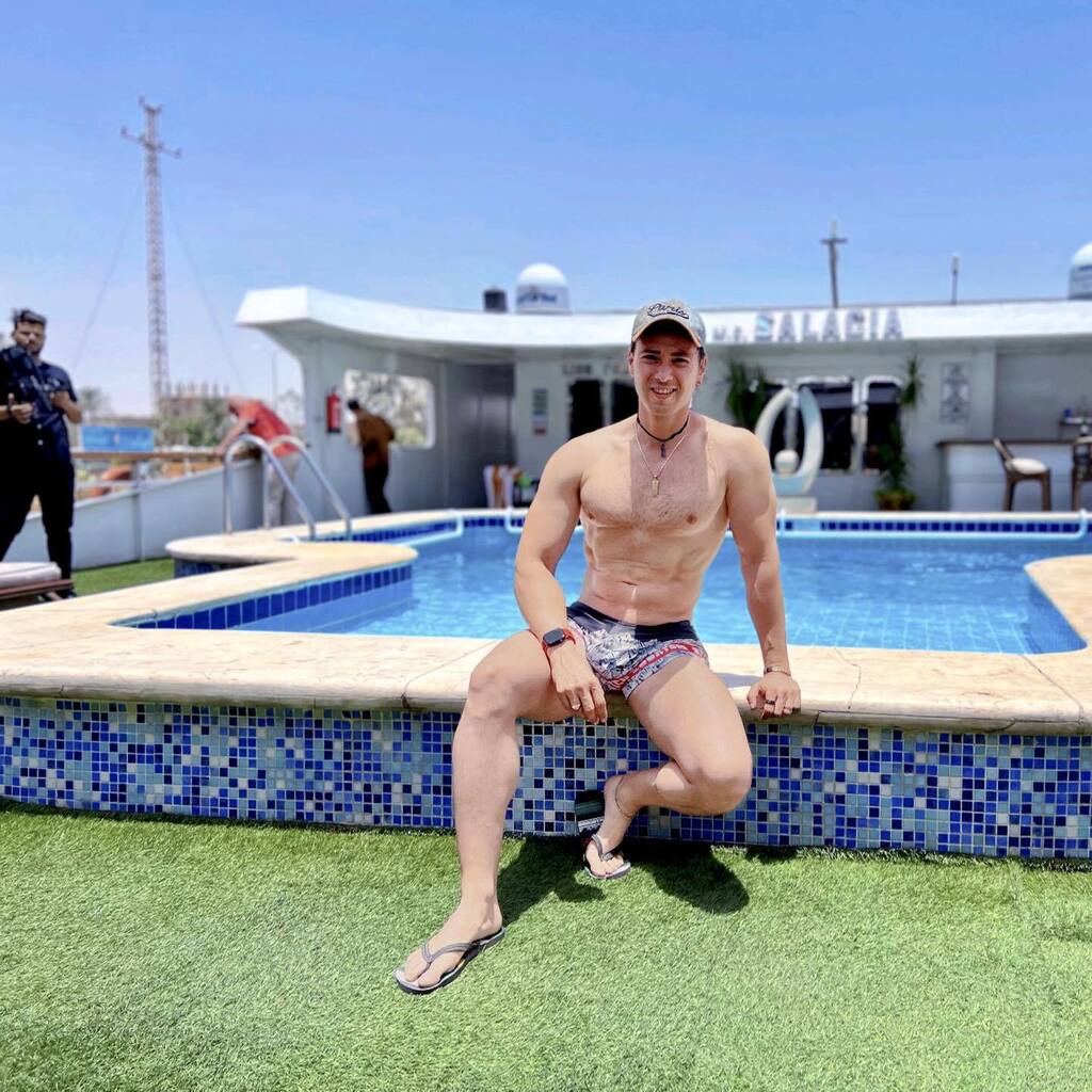 IsraelZarzosa's tweet photo. Me urge una escapada a la playa, correr un rato en la arena y terminar con un chapuzón. ¿Cómo va tu semana?
•
Egipto 🇪🇬
__________________________________
#gay #gaymúscle #gym #training #biceps #selfie #trainingclothes #gymwear #lift #gayswithbear… https://t.co/saMJs1Y9yZ https://t.co/Bc3SnUjuej