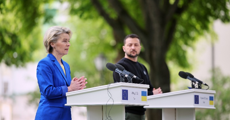 UEFrance's tweet photo. "La capitale ukrainienne est aujourd'hui le coeur battant de nos valeurs européennes 🇪🇺🇺🇦

L'Ukraine est en première ligne pour la défense de tout ce que nous avons de plus cher : notre liberté, notre démocratie, notre liberté d'opinion &amp; d'expression" - @vonderleyen ↓

#9mai