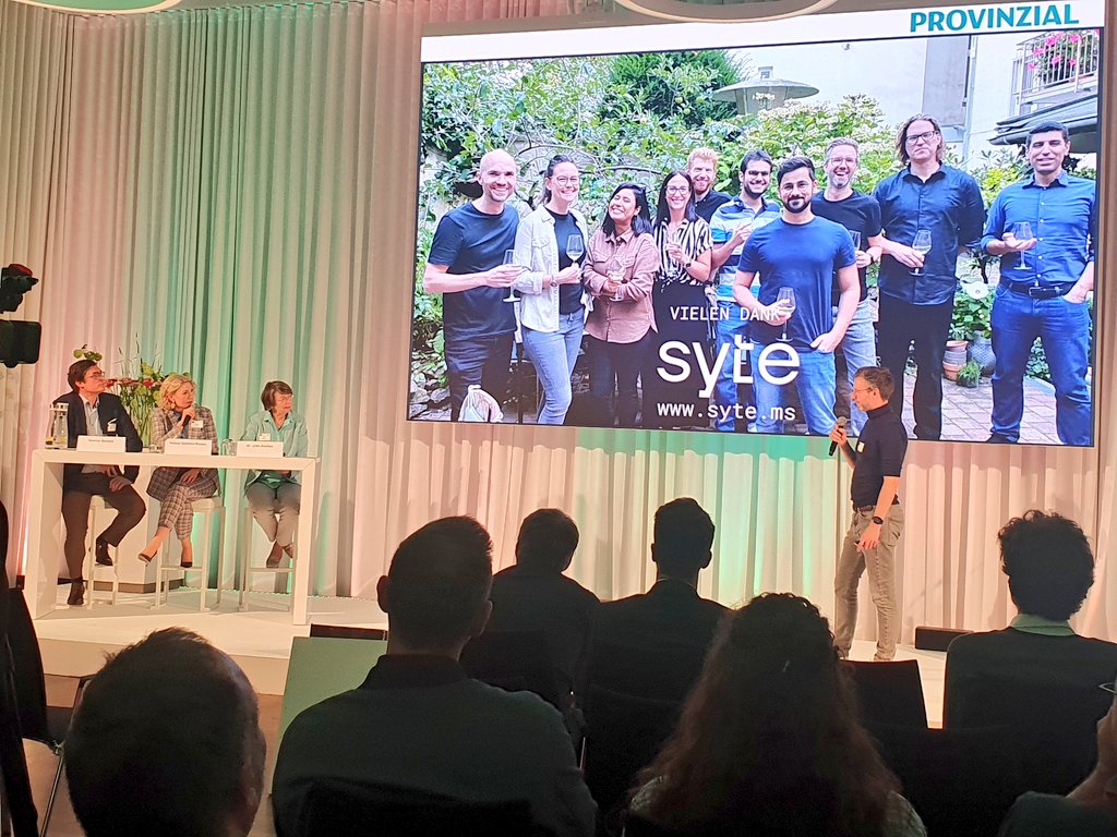 DigitalHubMs's tweet photo. Gewohnt souveräner Auftritt von #Syte und #Kerith beim #Klimaschutztag @Provinzial @mcc_muenster: Tolle digitale Lösungen von fünf Startups für nachhaltiges Wirtschaften, u.a. auch aus dem Netzwerk des @digitalHUBac. https://t.co/LcVoBNiRyu