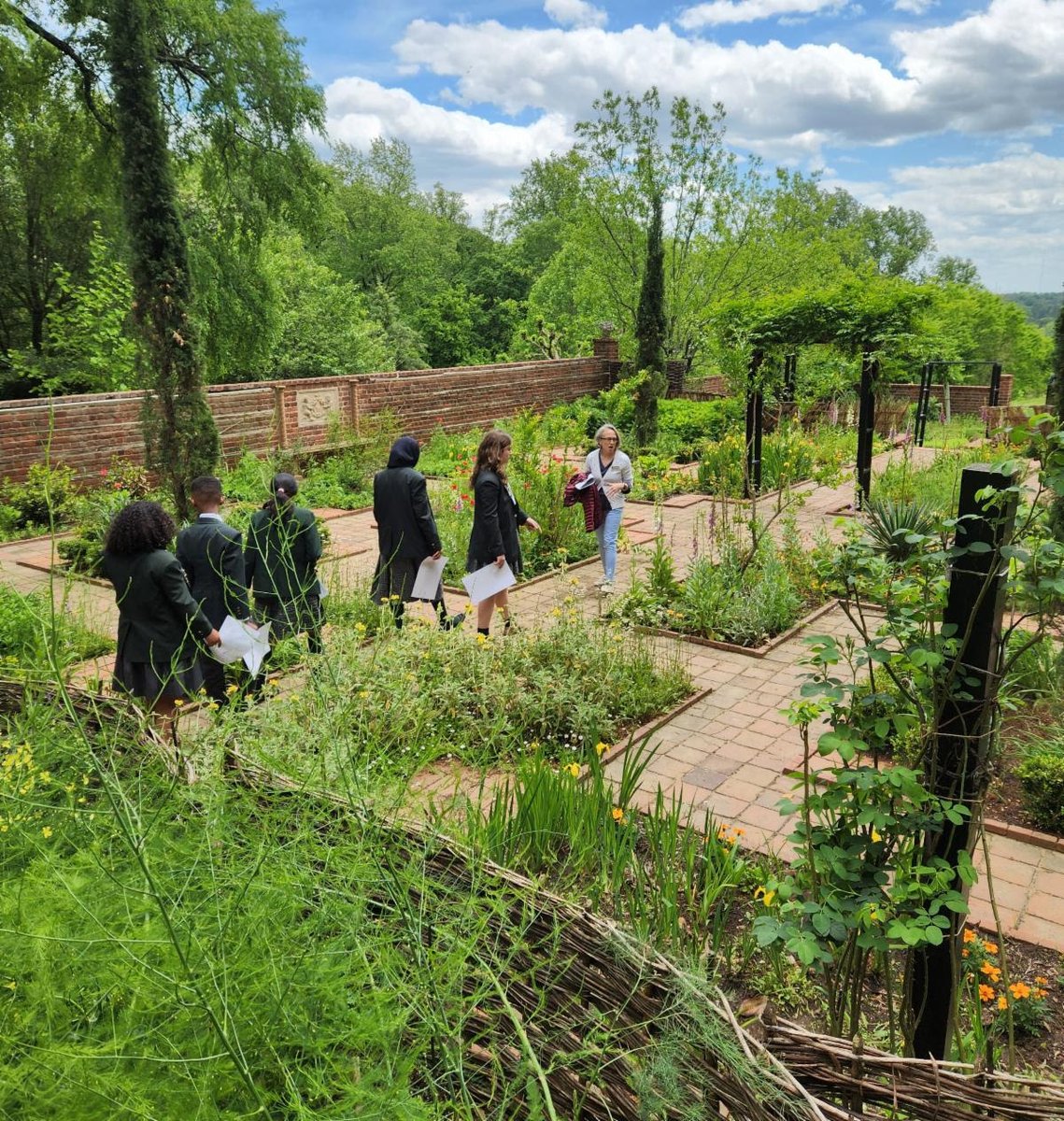 westminster_va's tweet photo. Carrying on a decades-long Westminster tradition, the 7th graders journeyed down to Richmond on a visit to Agecroft Hall, watching a presentation on Renaissance daily life in England, touring the house room by room, and examining reproduction artifacts! 💜💚💛
#wsgriffins https://t.co/4LQtmBwnVh