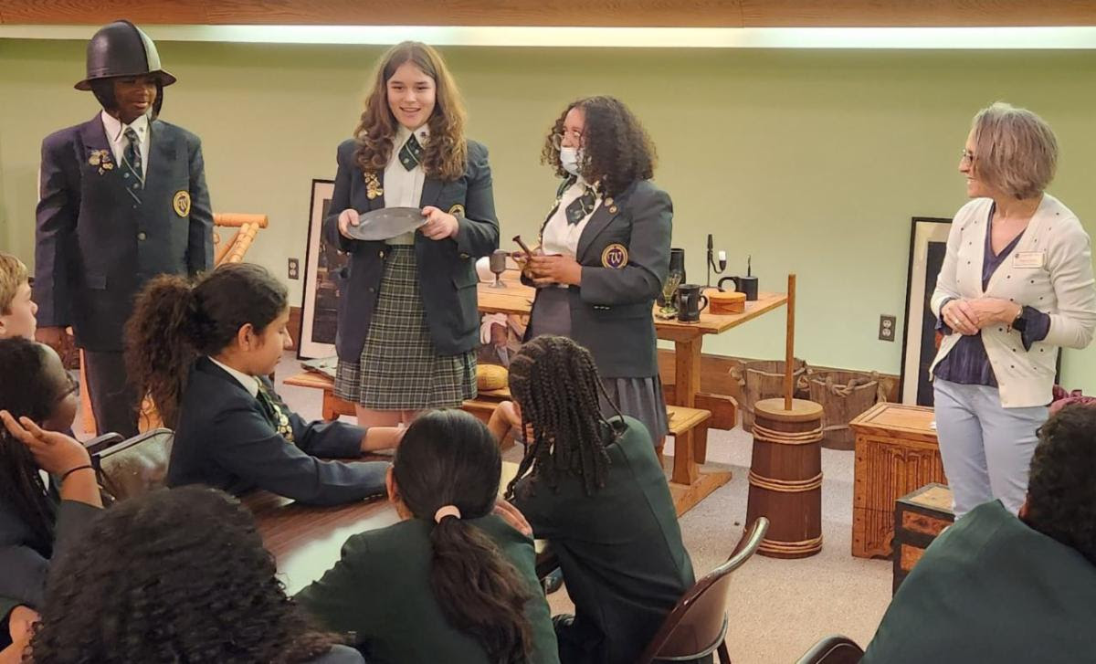 westminster_va's tweet photo. Carrying on a decades-long Westminster tradition, the 7th graders journeyed down to Richmond on a visit to Agecroft Hall, watching a presentation on Renaissance daily life in England, touring the house room by room, and examining reproduction artifacts! 💜💚💛
#wsgriffins https://t.co/4LQtmBwnVh