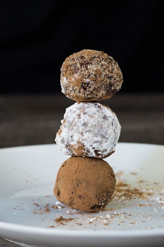 Delicious vegan chocolate truffles made with Almande Almondmilk liqueur. 

Get the recipe here ⬇️⬇️⬇️
bearplate.com/vegan-baileys-… 
#vegan #recipe